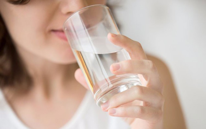 Duy trì thói quen uống nhiều nước mỗi ngày là 1 phương pháp tốt giảm cân cho người lười vận động